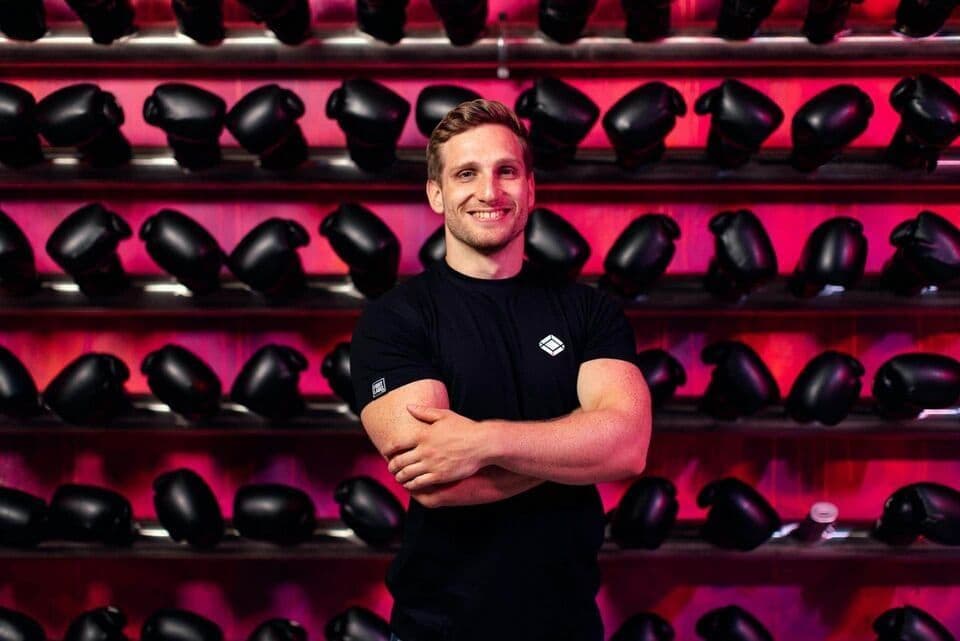 Entrenador personal profesional en un gimnasio