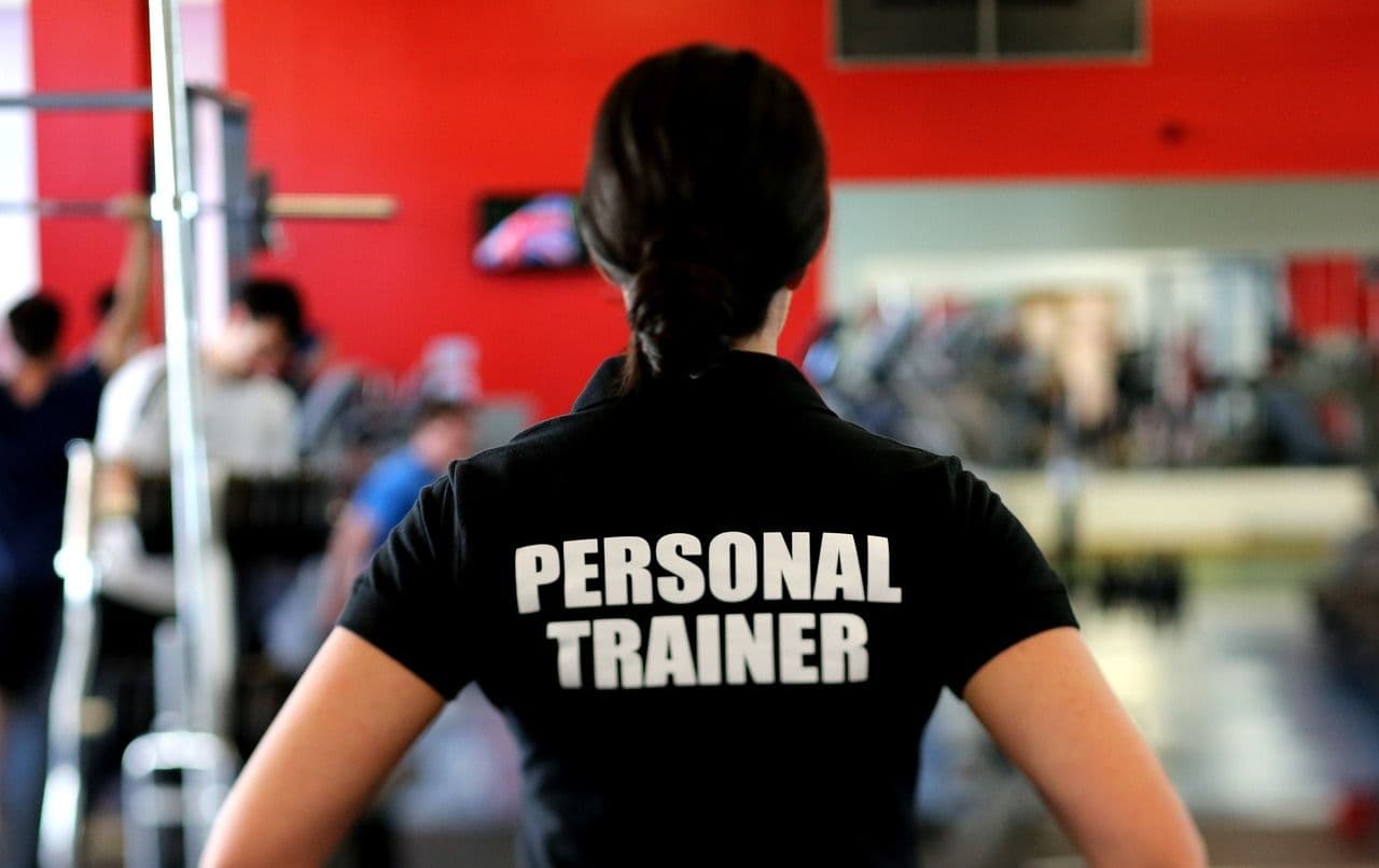 entrenadora personal profesional preparada para una sesión
